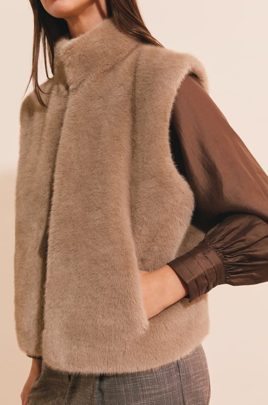 Gilet sans manches en fausse fourrure;${refinementColor}