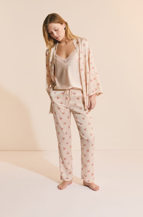 Ensemble de pyjama 3 pi&egrave;ces satin&eacute; &agrave; motifs fleuris;${refinementColor}
