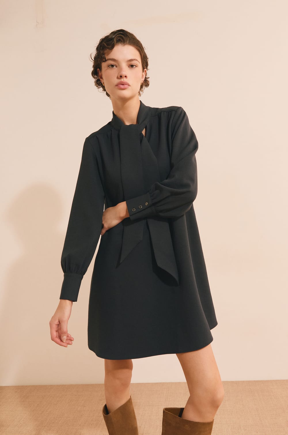 Robe courte avec d&eacute;tail &agrave; nouer;${refinementColor}