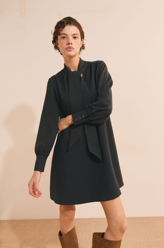 Robe courte avec d&eacute;tail &agrave; nouer;${refinementColor}