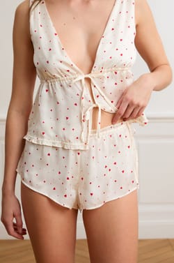 Pantal&oacute;n corto de pijama de sat&eacute;n con estampado de corazones;${refinementColor}