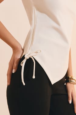 T-shirt avec liens nou&eacute;s sur le c&ocirc;t&eacute;;${refinementColor}