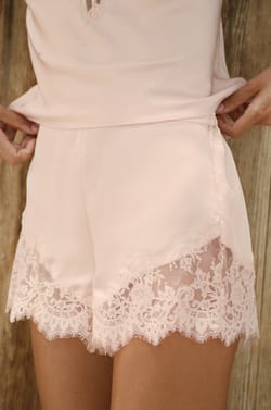 Short satin&eacute; avec d&eacute;tails dentelle;${refinementColor}