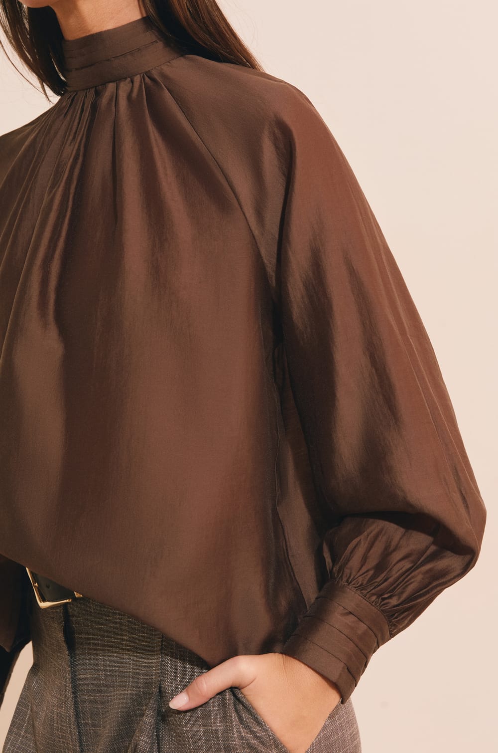 Blouse satin&eacute;e &agrave; col montant;${refinementColor}