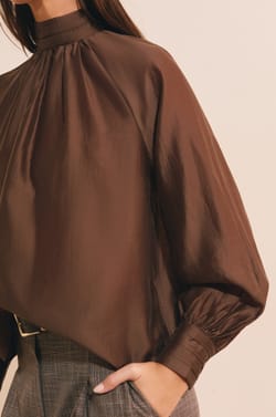 Blouse satin&eacute;e &agrave; col montant;${refinementColor}