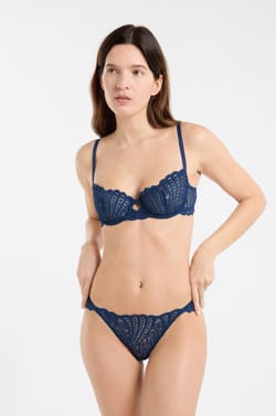 String en dentelle;${refinementColor}