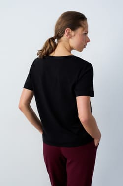 T-shirt col V manches courtes en coton;${refinementColor}