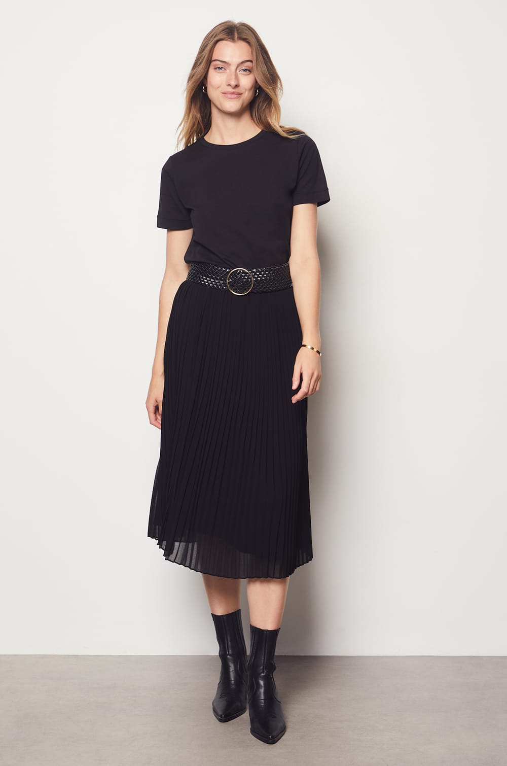 Long pleated skirt;${refinementColor}
