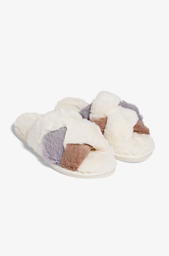 Flip-Flop Slippers;${refinementColor}