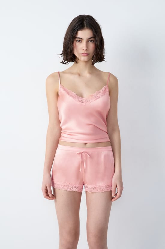 Pantalón corto de pijama de seda con detalle de encaje;${refinementColor}