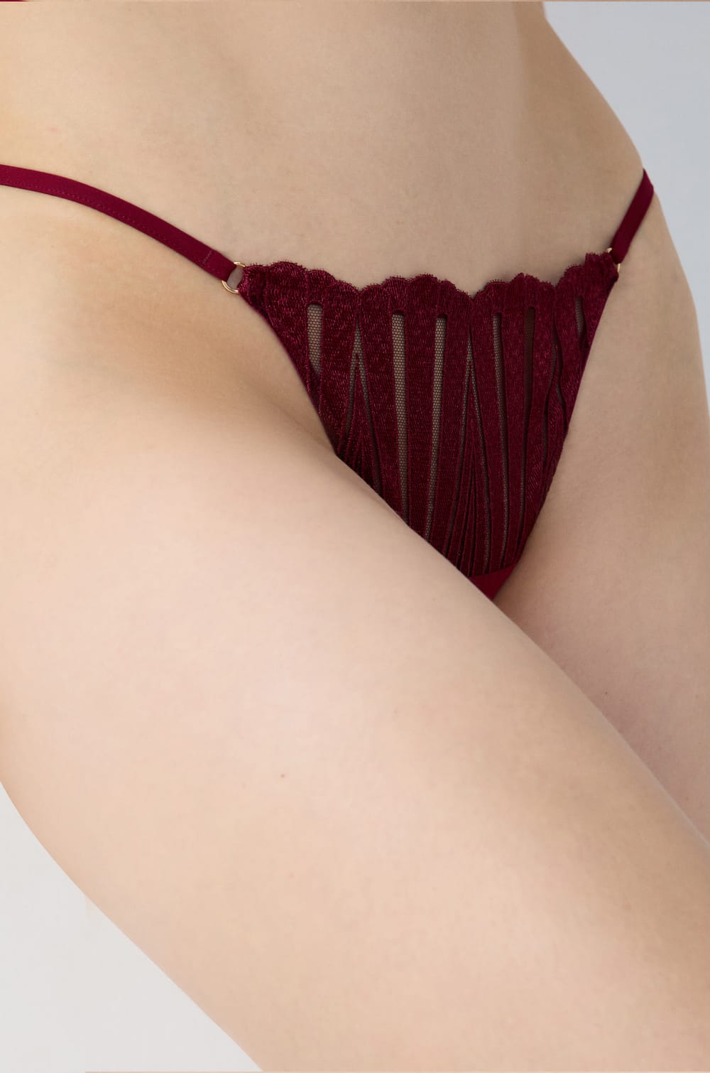 String en dentelle détails bijoux;${refinementColor}