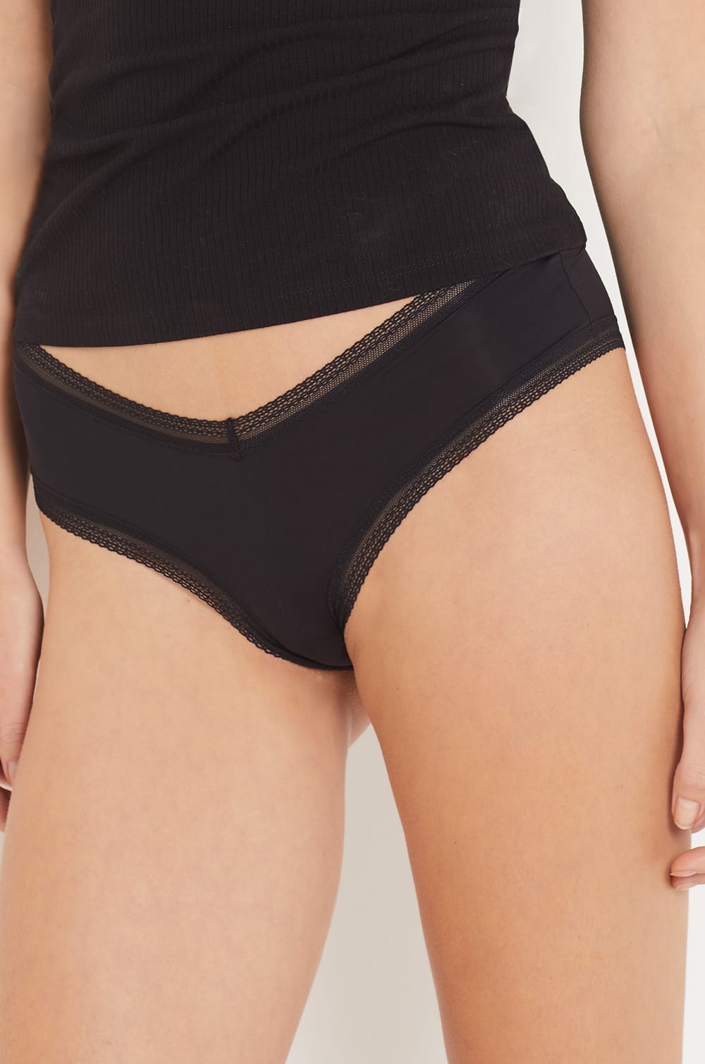 Braguita culotte en V de microfibra y encaje;${refinementColor}