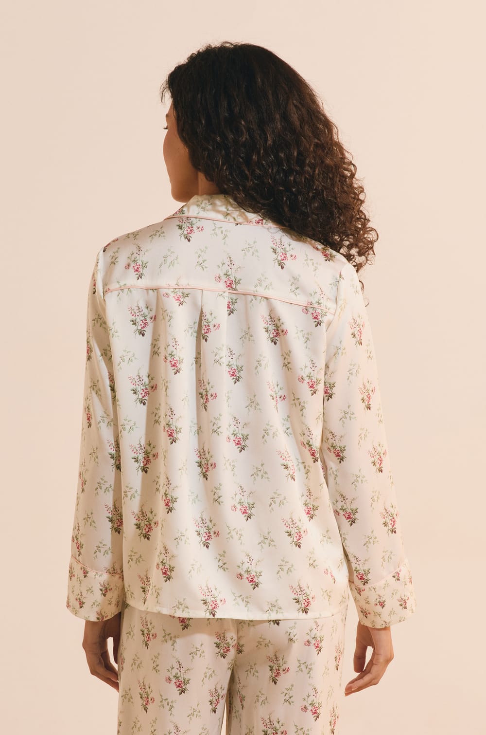 Chemise de pyjama satin&eacute;e fleurie;${refinementColor}