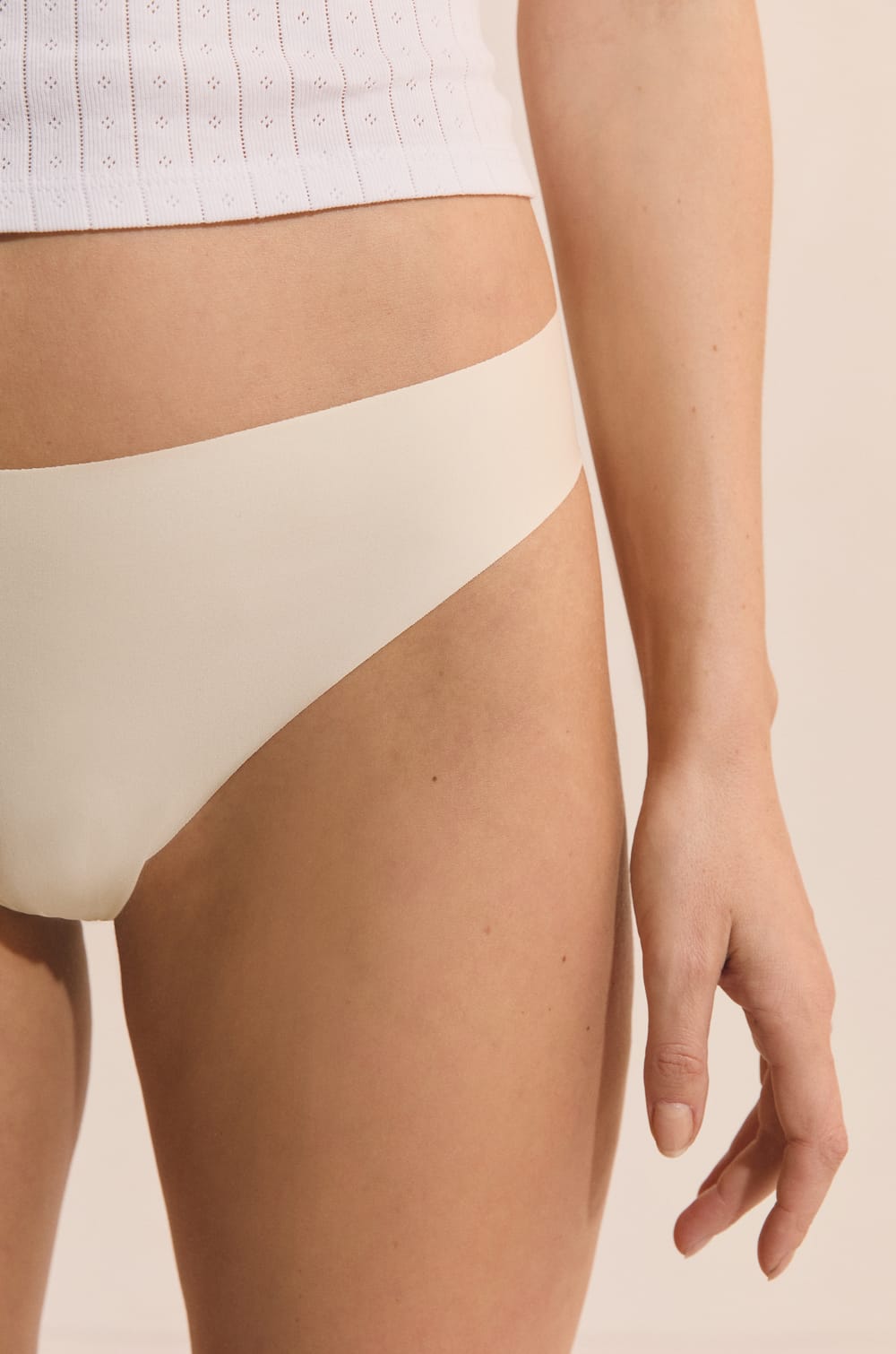 Tanga en microfibre;${refinementColor}