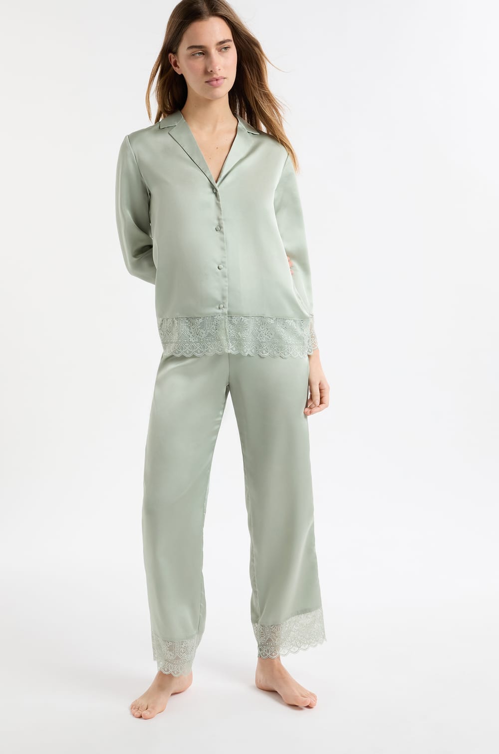 Pantalon de pyjama satin&eacute; avec d&eacute;tails dentelle;${refinementColor}