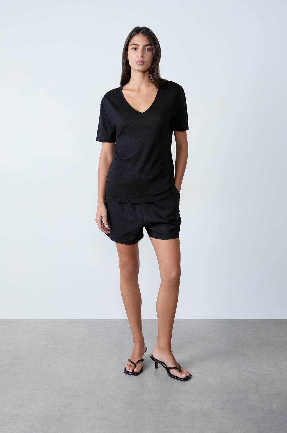 Playera de lino con cuello en V;${refinementColor}