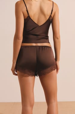 Short de pyjama satin&eacute; d&eacute;tails en dentelle;${refinementColor}