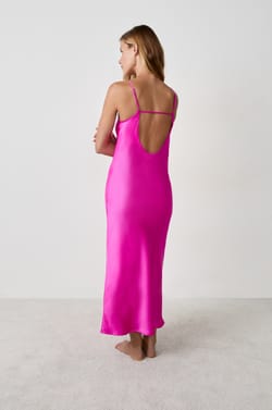 Nuisette satinée à fines bretelles;${refinementColor}