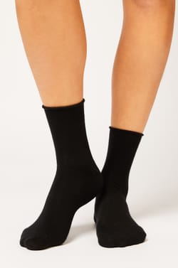 Lot de 2 paires de chaussettes essentielles unies;${refinementColor}