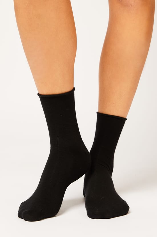 Lot de 2 paires de chaussettes essentielles unies;${refinementColor}