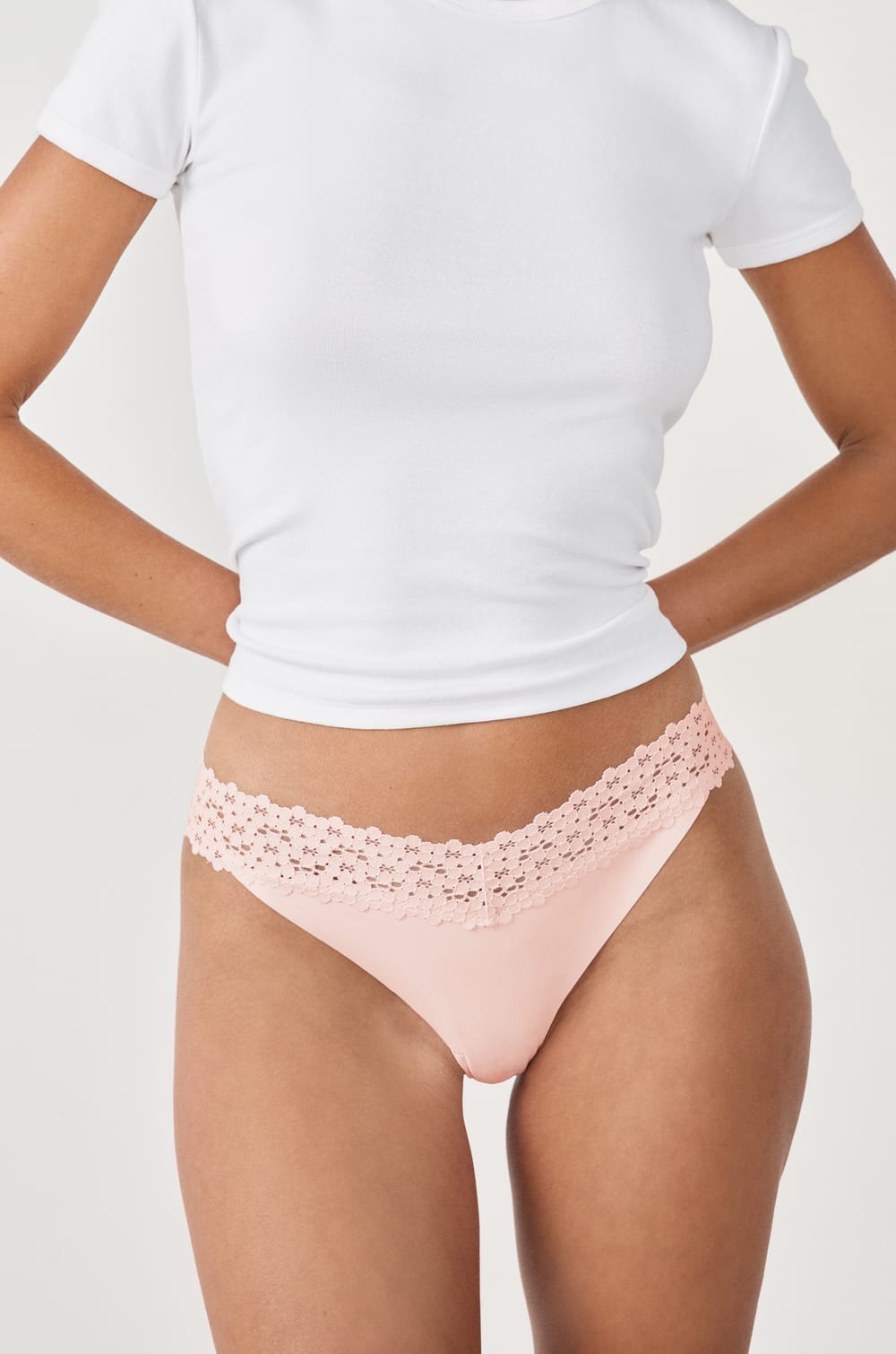 Tanga V-shape z mikrovlákna a krajky;${refinementColor}