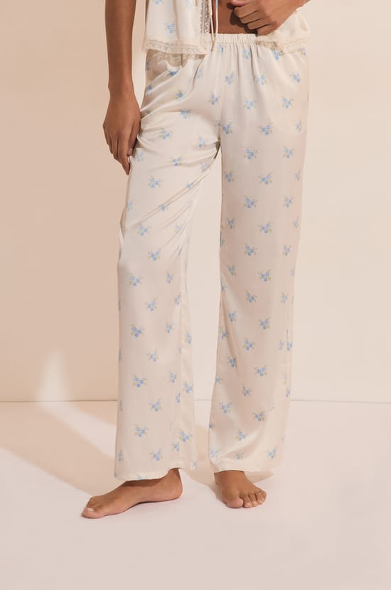 Pantalon de pyjama satin&eacute; &agrave; motifs fleuris;${refinementColor}