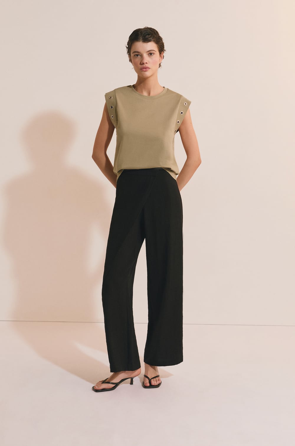 Pantalon ample ajust&eacute; asym&eacute;trique;${refinementColor}