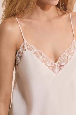 Sat&eacute;nov&aacute; nočn&iacute; ko&scaron;ilka s krajkov&yacute;mi detaily;${refinementColor}