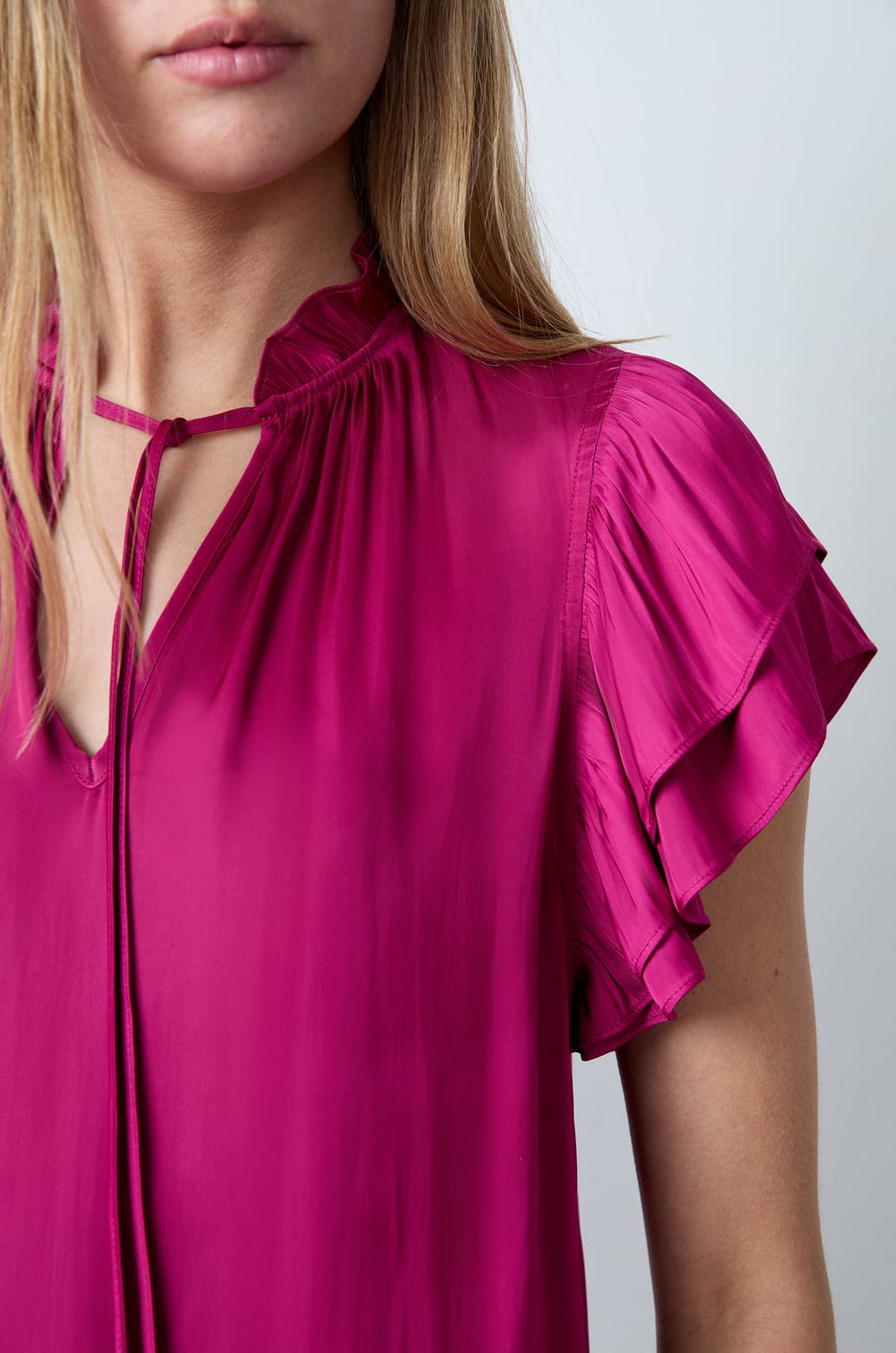 Blouse manches courtes satin&eacute;e;${refinementColor}