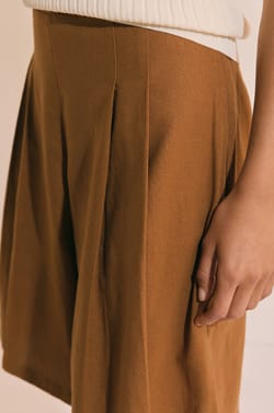 Bermuda pliss&eacute; avec lin;${refinementColor}