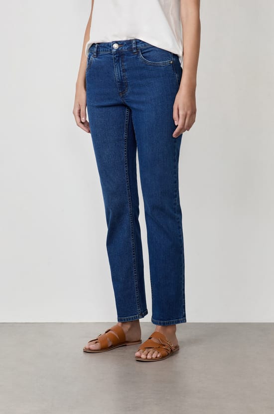 Straight Cut Jeans;${refinementColor}