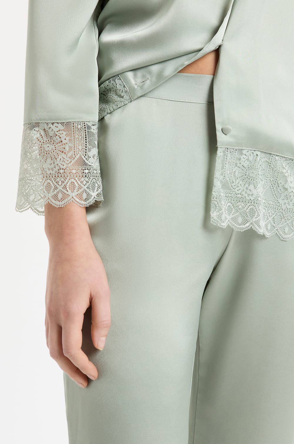 Pantalon de pyjama satin&eacute; avec d&eacute;tails dentelle;${refinementColor}