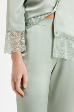 Pantalon de pyjama satin&eacute; avec d&eacute;tails dentelle;${refinementColor}