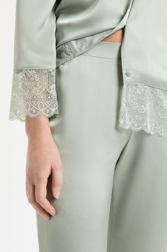 Pantalon de pyjama satin&eacute; avec d&eacute;tails dentelle;${refinementColor}