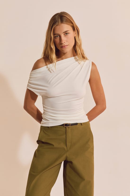 Top &agrave; encolure asym&eacute;trique drap&eacute;e;${refinementColor}