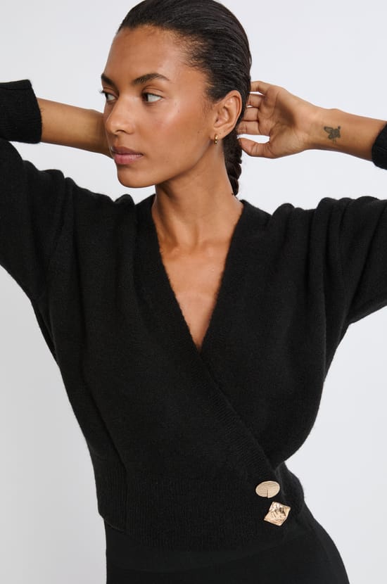 Pull col V avec boutons dorés;${refinementColor}
