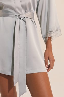 D&eacute;shabill&eacute; de pyjama satin&eacute; avec d&eacute;tail en dentelle;${refinementColor}