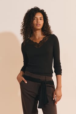 T-shirt col V avec dentelle en coton;${refinementColor}