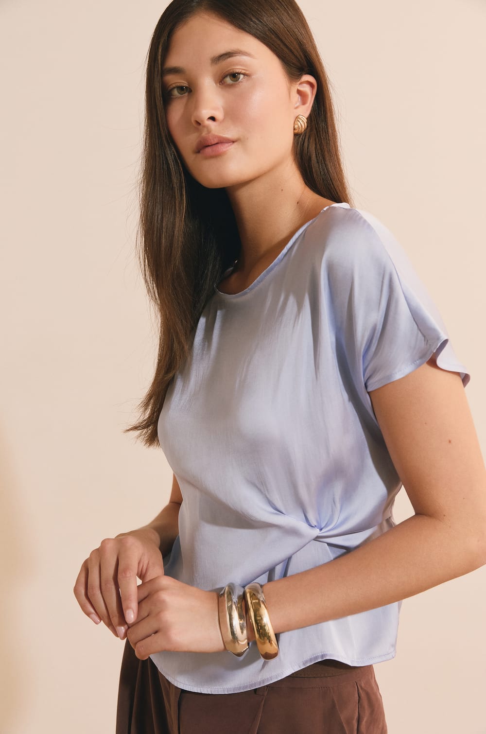 T-shirt drap&eacute; avec n&oelig;ud satin&eacute;;${refinementColor}