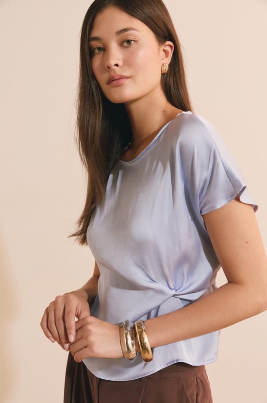T-shirt drap&eacute; avec n&oelig;ud satin&eacute;;${refinementColor}