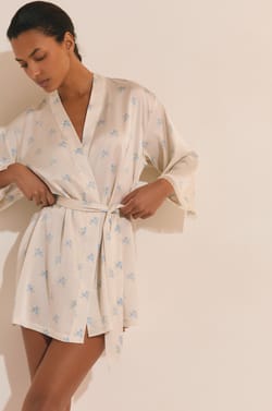 D&eacute;shabill&eacute; de pyjama satin&eacute; &agrave; motifs fleuris;${refinementColor}