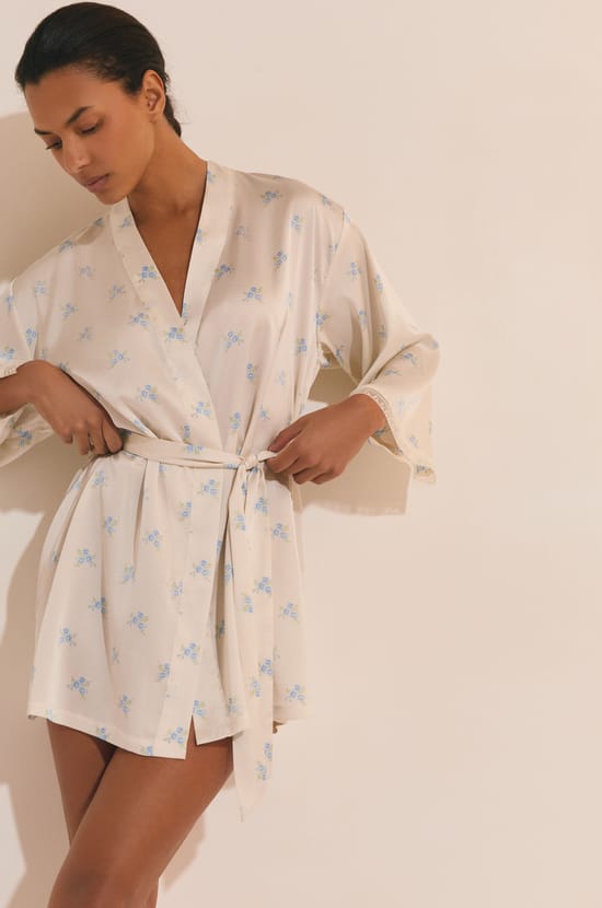 D&eacute;shabill&eacute; de pyjama satin&eacute; &agrave; motifs fleuris;${refinementColor}