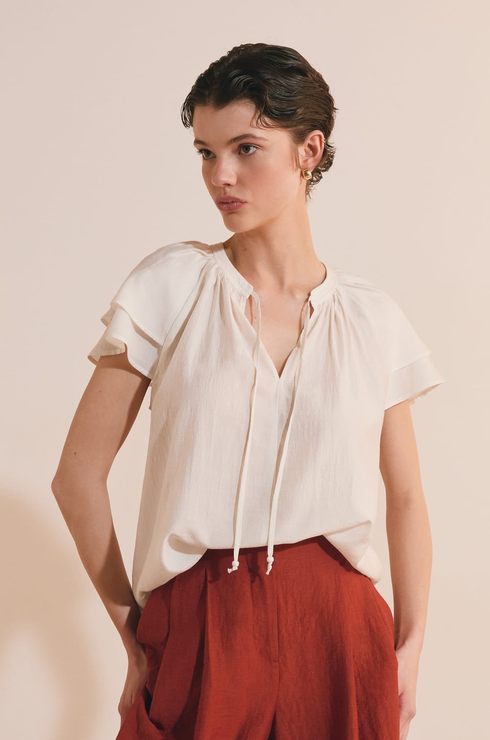 Top manches courtes bouffantes &agrave; nouer;${refinementColor}