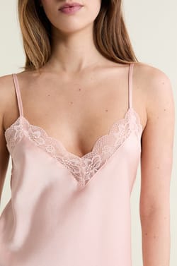 Top de sat&eacute;n con detalles de encaje;${refinementColor}