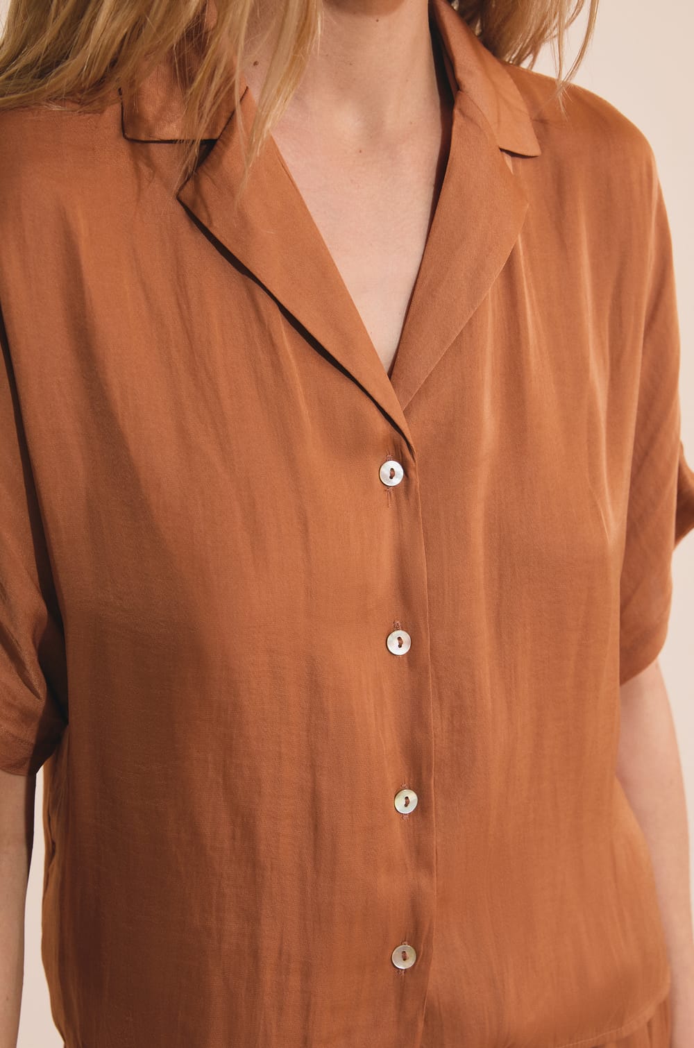 Chemise de pyjama manches courtes satin&eacute;e;${refinementColor}