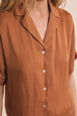 Chemise de pyjama manches courtes satin&eacute;e;${refinementColor}