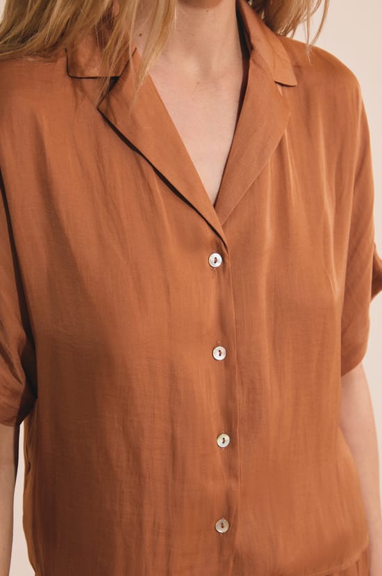 Chemise de pyjama manches courtes satin&eacute;e;${refinementColor}