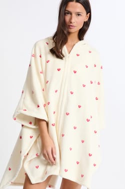 Poncho mit Herzmotiven;${refinementColor}