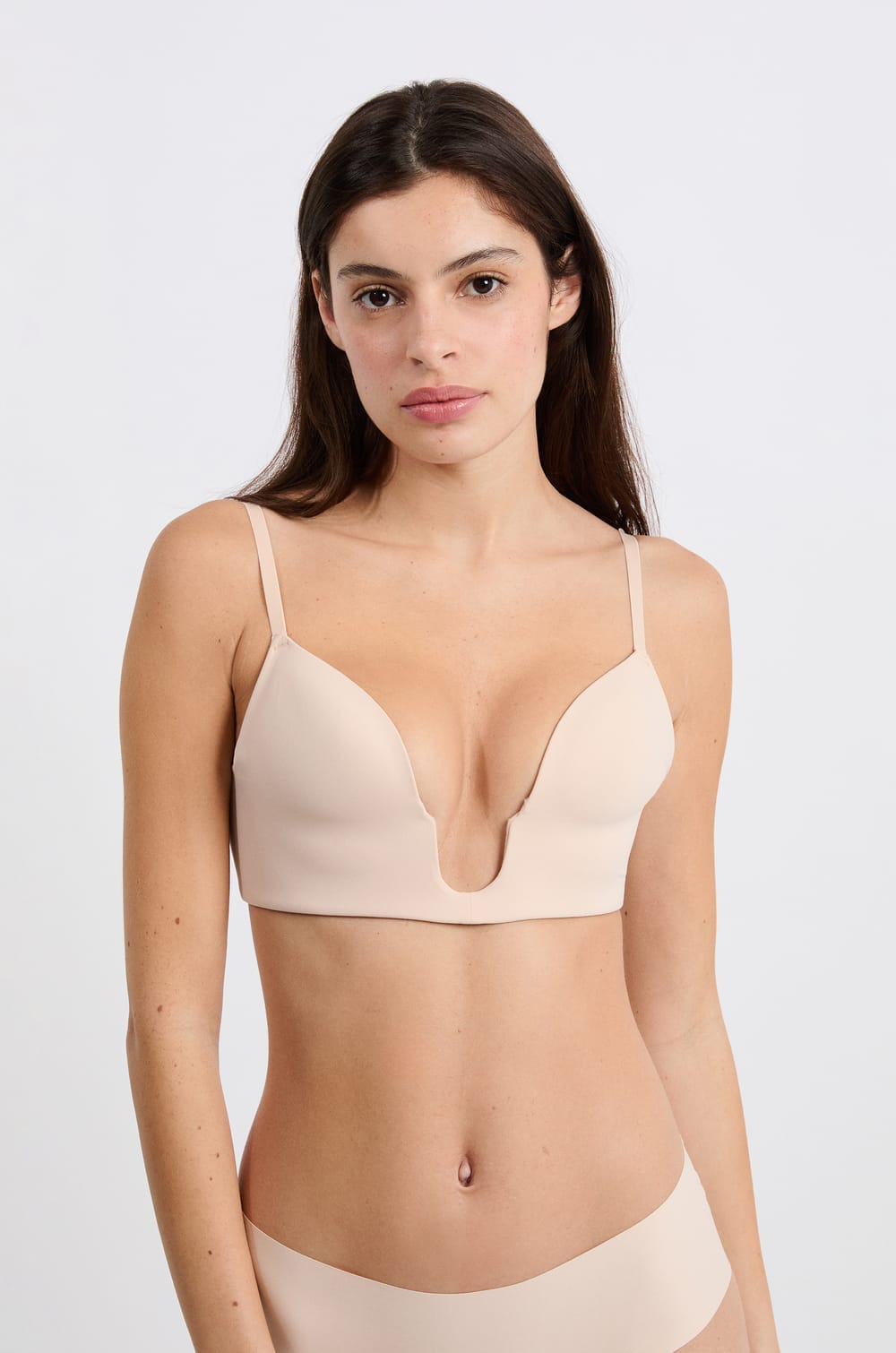Wireless bra with lightly lined cups for special necklines;${refinementColor}