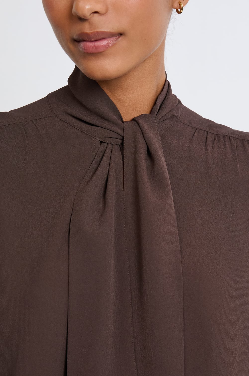 Blouse &agrave; nouer sur le devant;${refinementColor}